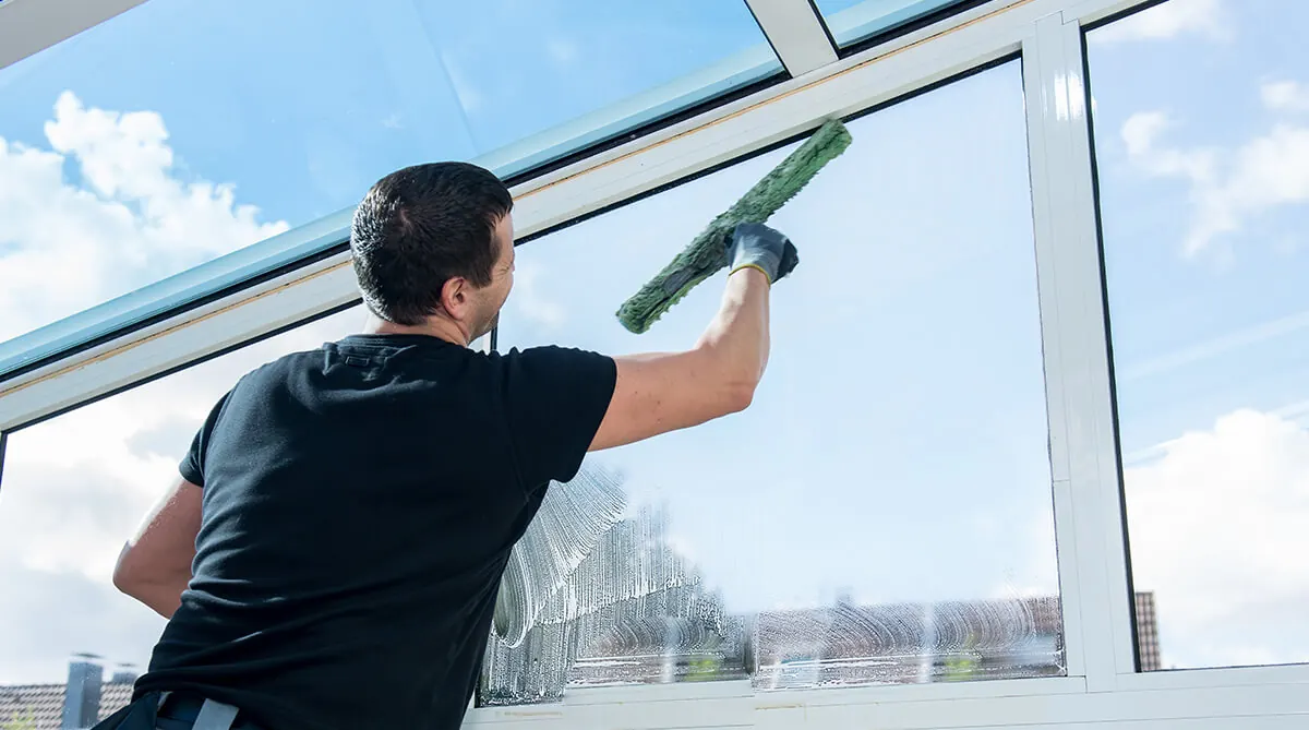 Fensterputzer in Bremen reinigt eine große Glasfläche